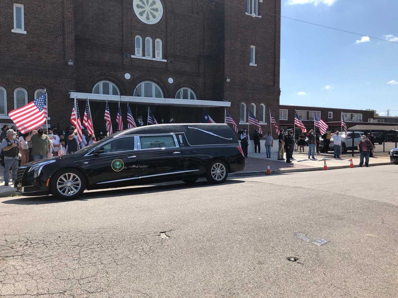 El cuerpo de la joven soldado llega al lugar en donde se desarrollará una ceremonia privada para luego proceder a su entierro.