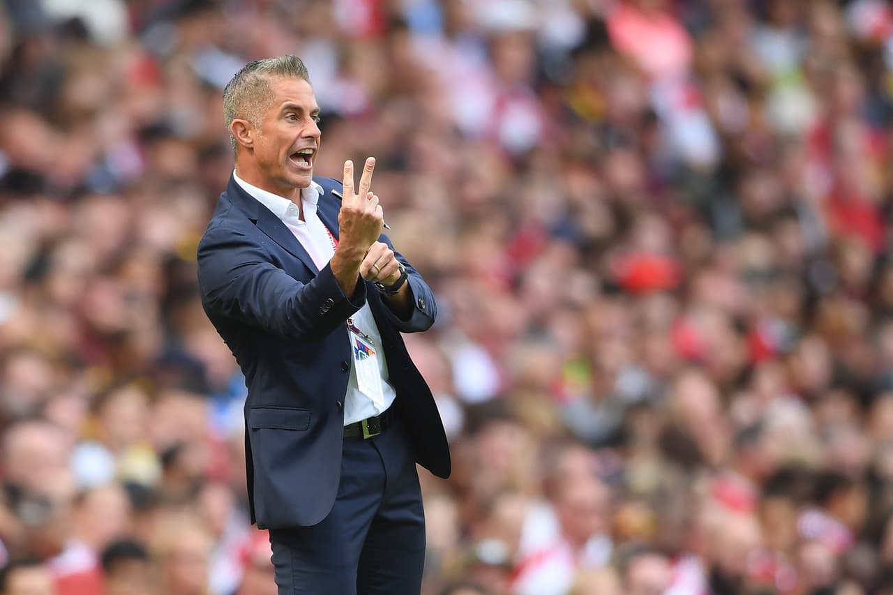 Sylvinho está debutando como director técnico con el Olympique. Realizó sus primeras prácticas como parte del cuerpo técnico en algunos equipos de su natal Brasil y en el Inter de Milán.