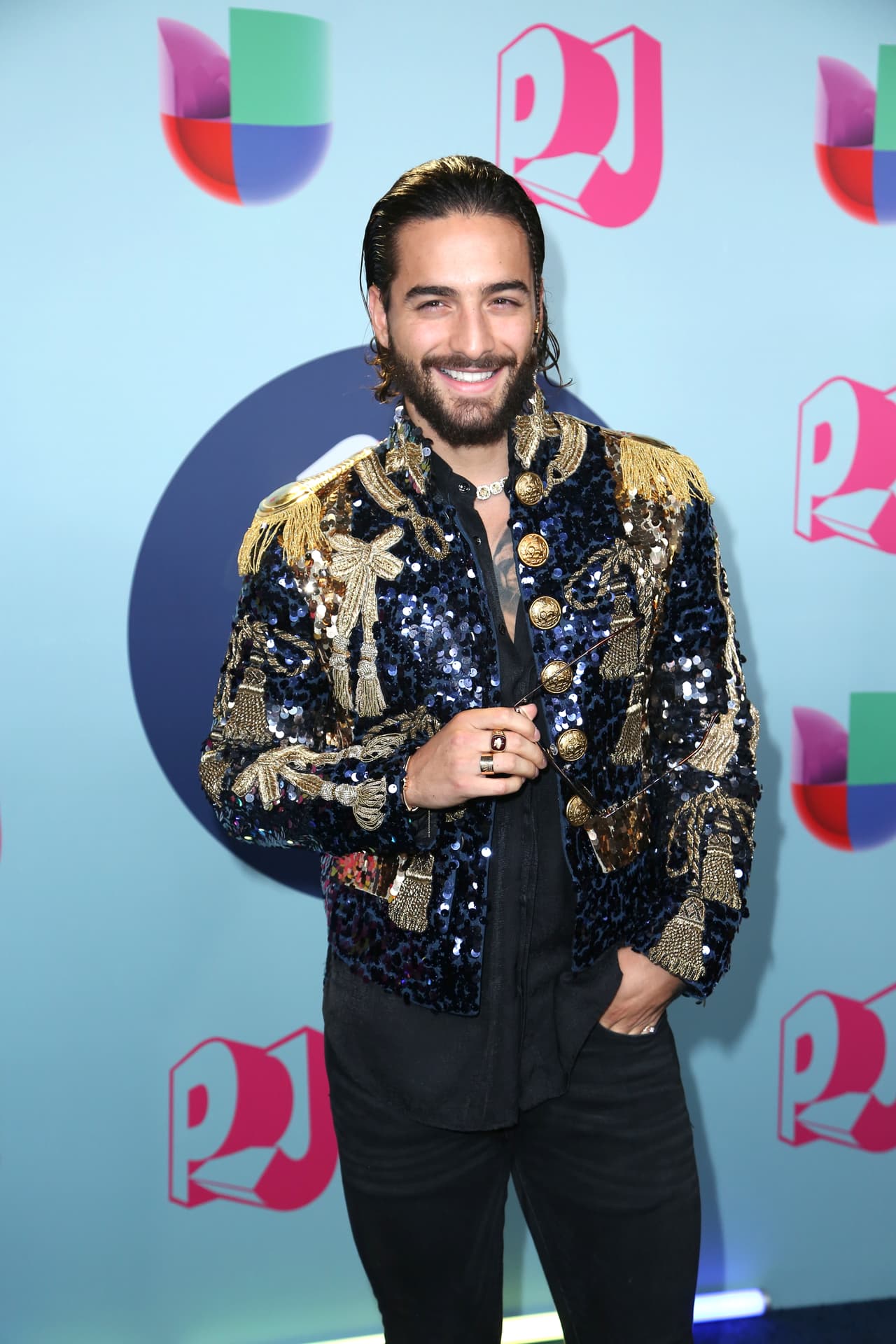 El año pasado, Maluma llegó a la alfombra azul, vestido de Dolce&Gabbana.