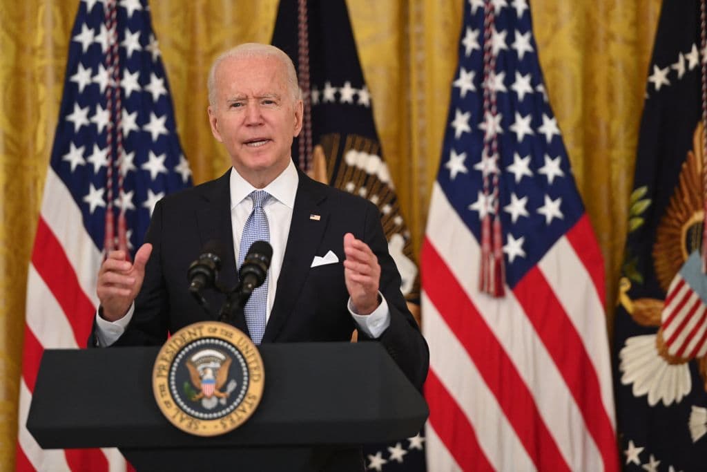 El presidente Joe Biden desde la Casa Blanca: "Tenemos las herramientas para prevenir que esta nueva ola de covid cierre nuestros negocios, nuestras escuelas y nuestra sociedad, como pasó el año pasado".