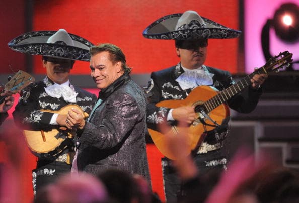 Juan Pedro Cruz afirmó que en 
<a href="https://www.facebook.com/juanpedro.cruz.73?__tn__=%2Cd-]-h-R&eid=ARDHGWBaq_InHQEbQaQfpVoHTitKRtaK2VIQsYz1Nl19H7F4DmnXmcbpAA_nAujVZmfDc6t-ug798xEz" target="_blank">Facebook</a> constantemente recibe solicitudes de saludos imitando la voz de Juan Gabriel y él no puede negarse a enviar el audio.