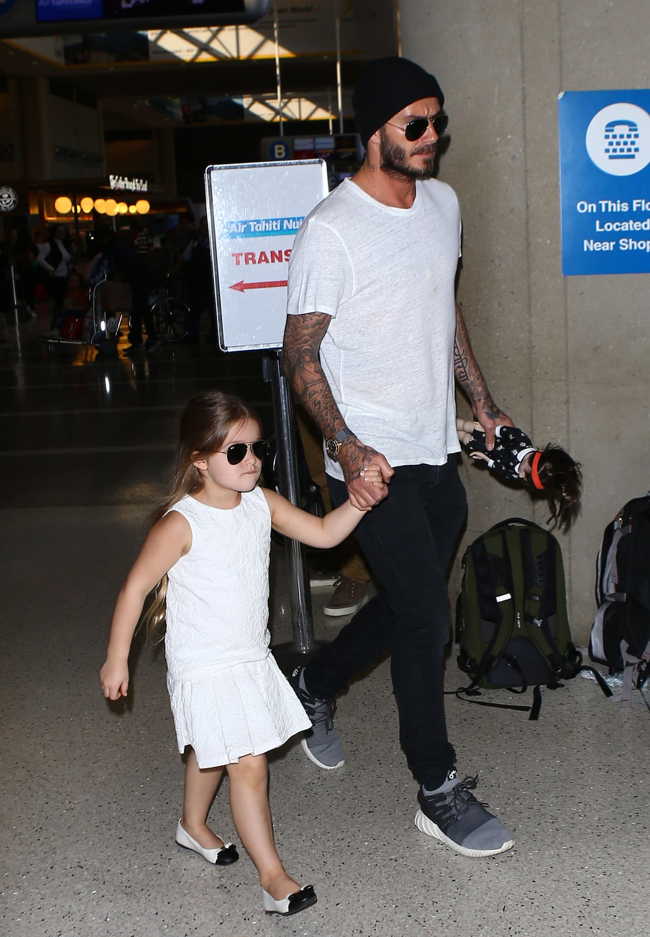 A los dos les va muy bien ese tipo de lentes.