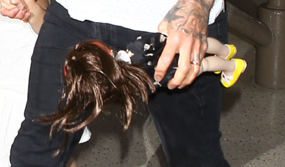 Hasta le carga las muñecas a su nena, ¡ternurita!