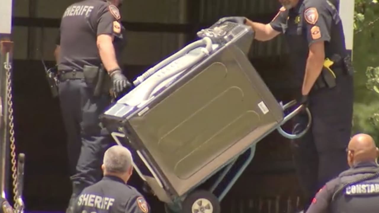 En caso de que los acusados queden en libertad por pagar la fianza, deberán usar un monitor GPS en el tobillo y no pueden acercarse a un menor de edad.