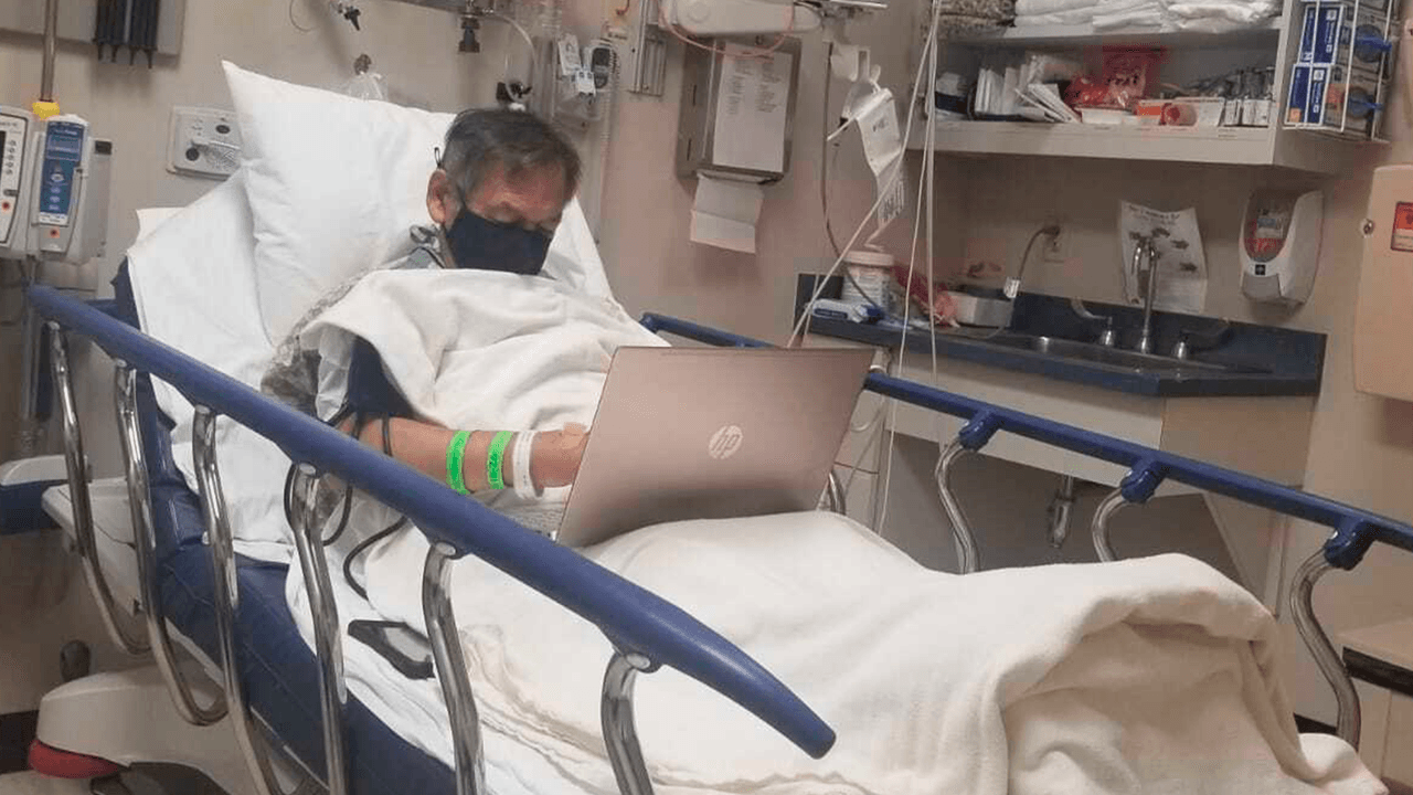 Maestro hispano califica los exámenes de sus estudiantes antes de morir