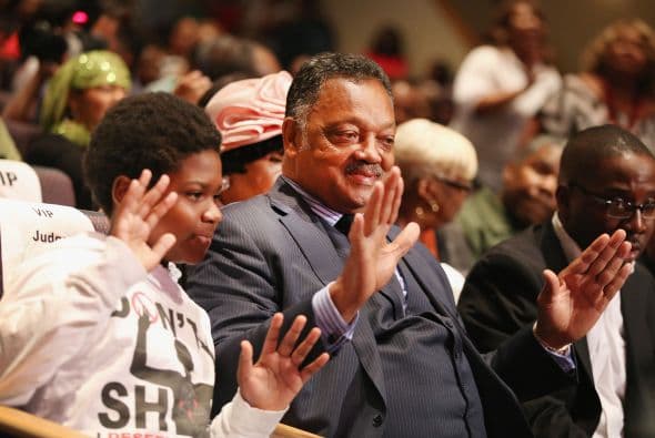 El líder de los derechos civiles, el reverendo Jesse Jackson también se unió a los partidarios de la familia de Michael Brown.