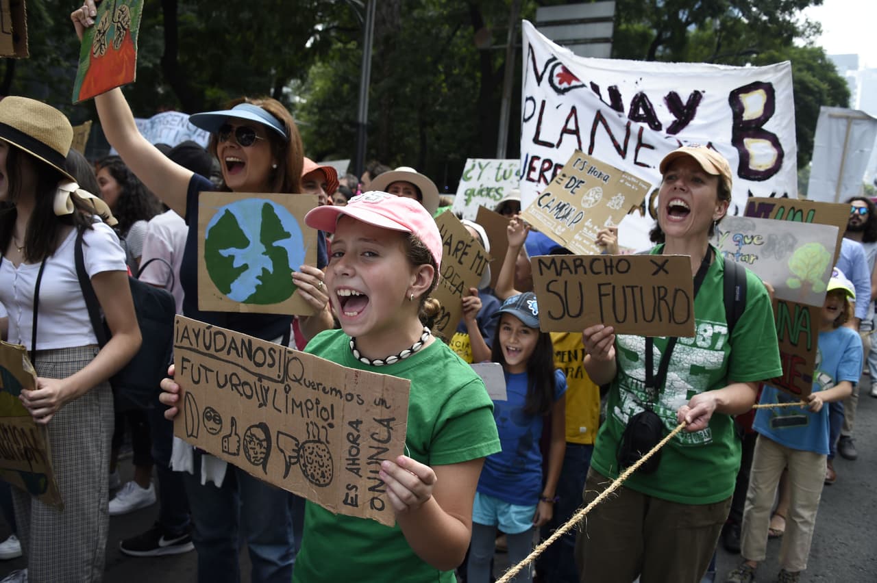 Miles de manifestantes de todas las edades caminaron por el Paseo de la Reforma en la Ciudad de México y también hubo marchas en Brasil. "El secretario general de la ONU, António Guterres, hace un llamamiento a todos los líderes para que vengan a Nueva York el 23 de septiembre con planes concretos y realistas",
<a href="https://www.un.org/en/climatechange/un-climate-summit-2019.shtml" target="_blank">se lee en la página oficial de la cumbre</a>.
