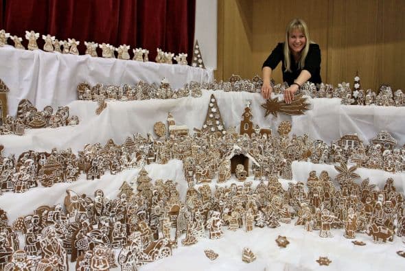 Una de las creadoras fue Ivana Svačinová a quien vemos cuidando cada detalle las piezas para que no sufran ningún accidente.