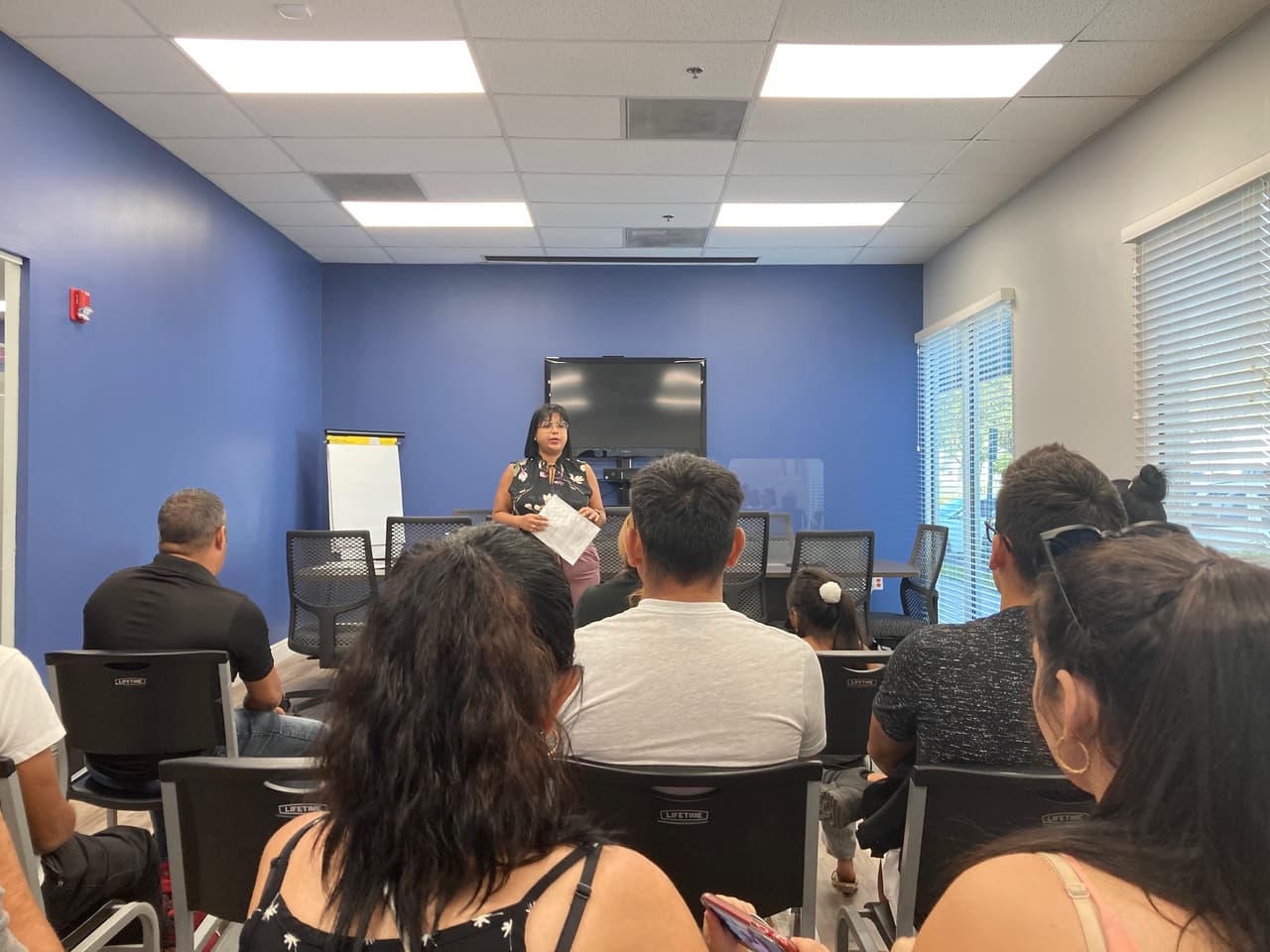 Familias migrantes recién llegadas recibiendo orientación de un asesor de servicios legales en las oficinas de Church World Service en Doral, sur de Florida.