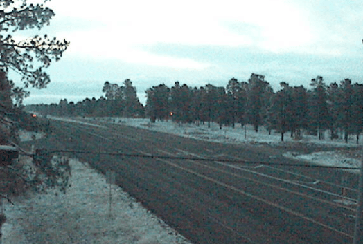 Gran parte de la región tendrá cielos soleados, sin embargo, todavía estará nevando hacia el este, alrededor de las White Mountains. Si usted logra captar la nieve comparte sus imágenes con nosotros a través de 
<a href="https://www.univision.com/local/arizona-ktvw/reportalo" target="_blank">Repórtalo Arizona, haz clic aquí</a>. 
<br>