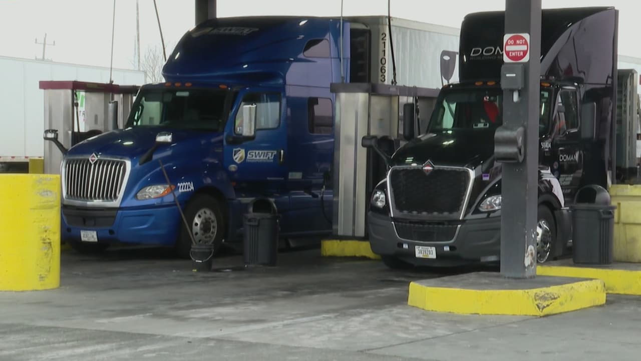 Miles de camioneros en California siguen sin licencia y afecta al transporte