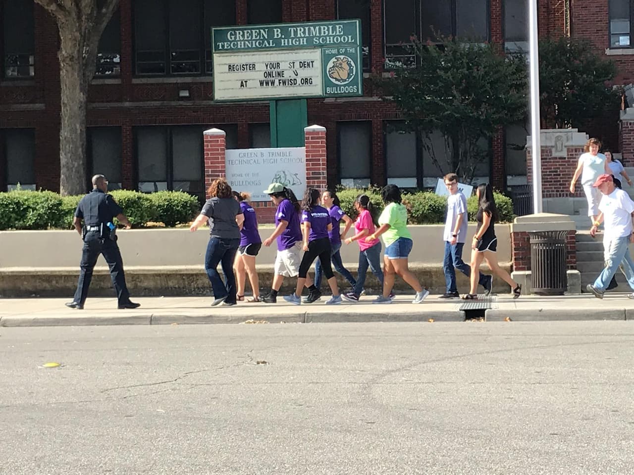 Varios niños corrieron durante el simulacro de emergencia.