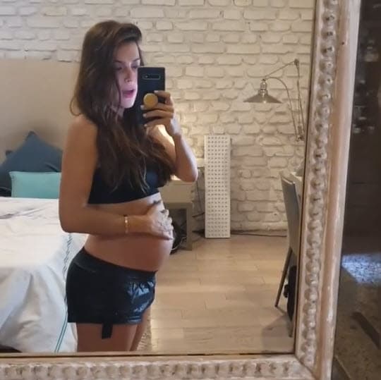 Claudia hizo partícipes a sus seguidores de su embarazo, aquí presumía sus 31 semanas encinta.
<br>