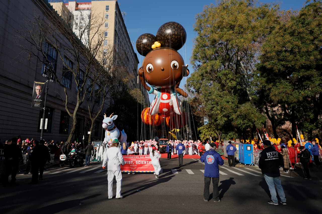 "Ada Twist, científica", el personaje principal de la serie de Netflix debutó en el desfile de este año.