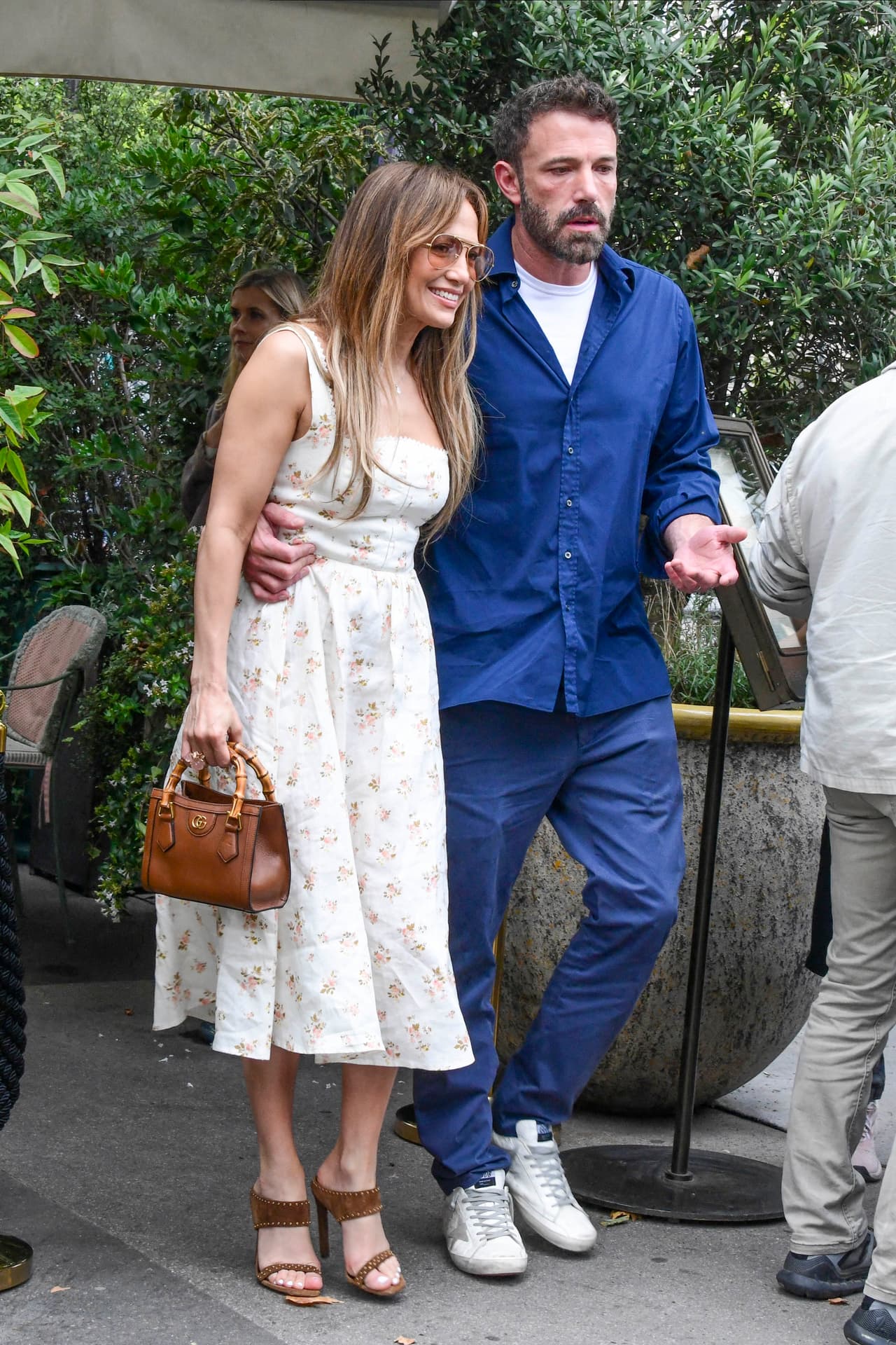 Durante su luna de miel, JLo apareció con unas zapatillas Andrea Wazen Antinge, que cuestan 620 dólares, y otras de Yves Saint Laurent, que en línea se vendían por 325 dólares.
<br>