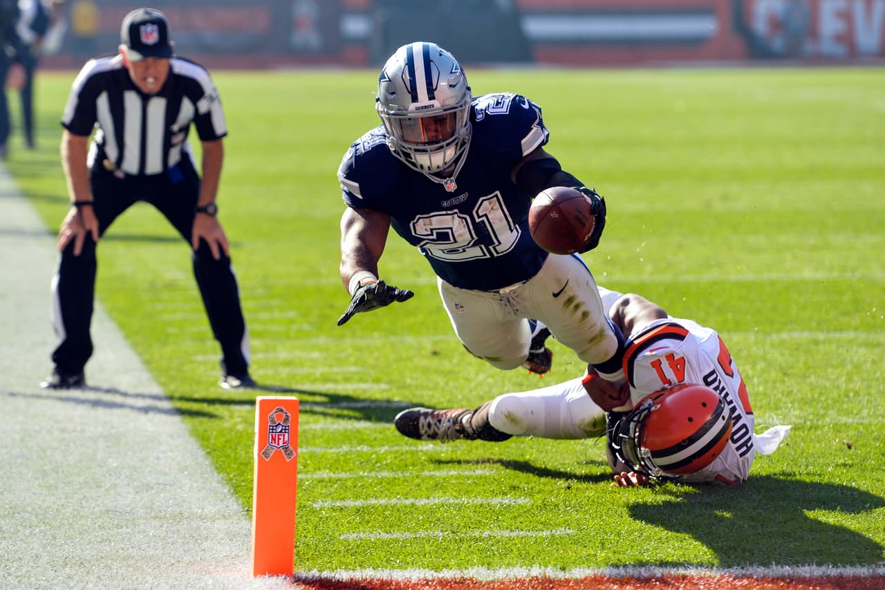 Dallas Cowboys running back Ezekiel Elliott (21) dives for a touchdown against Cleveland Browns free safety Tracy Howard (41) in the first half of an NFL football game, Sunday, Nov. 6, 2016, in Cleveland. (AP Photo/David Richard)