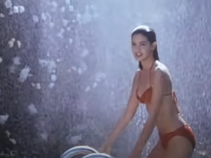 Se trata de la película ‘Fast Time at Ridgemont High’, la cual es una película clásica de la década de los ochenta la cual se caracterizaba por tener marihuana y sexo entre sus escenas. Probablemente el minuto al que hace referencia Steve sea la escena en la que la actriz Phoebe Cates se quita la parte de arriba de su bikini rojo, lo cual deja ver su cuerpo desnudo.