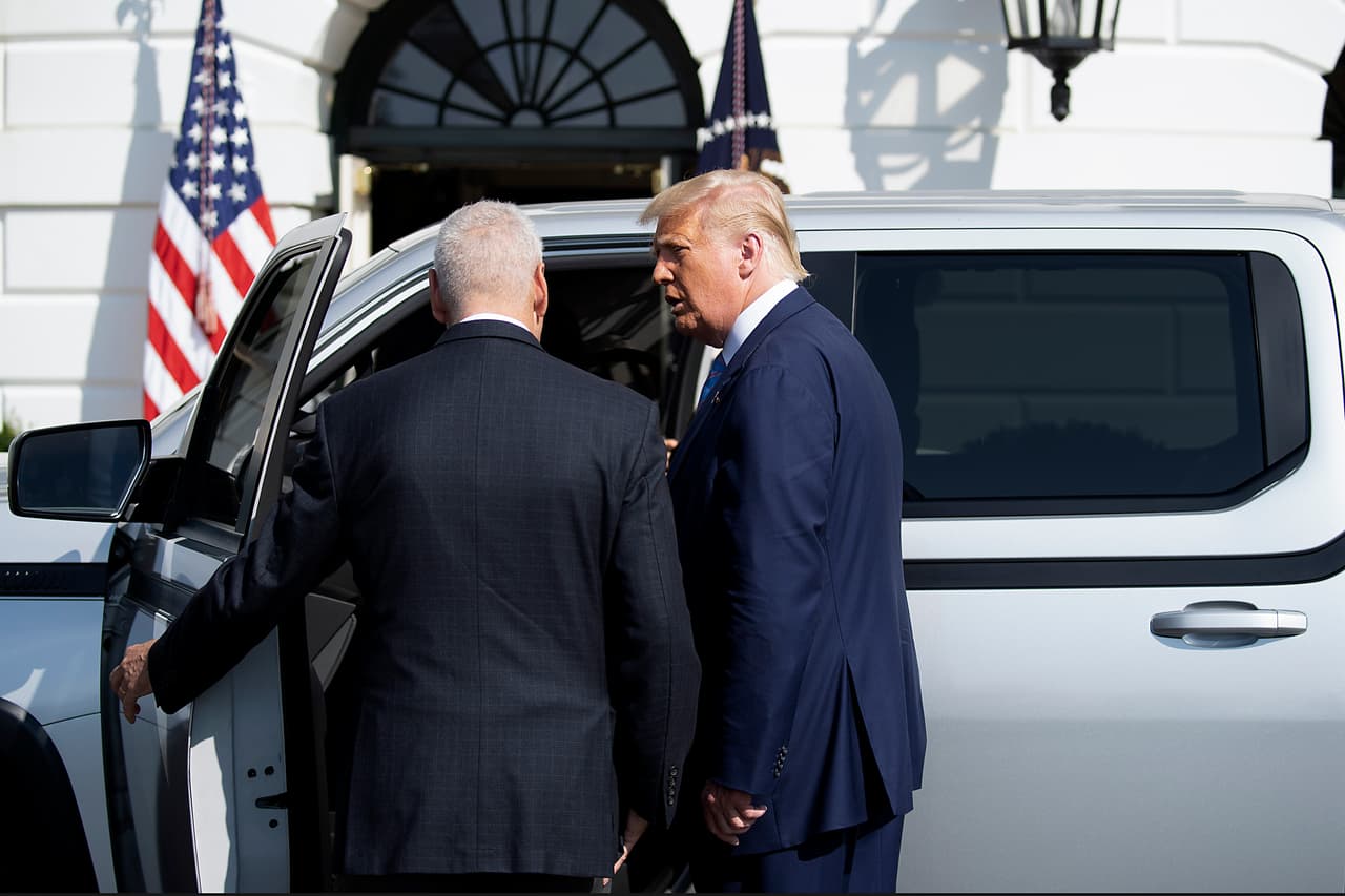 <b>28 de septiembre. </b>Trump inspeccionó una camioneta eléctrica producida por Lordstown Motors en el jardín sur de la Casa Blanca. Junto al presidente está Steve Burns, CEO de Lordstown. Al evento también asistieron miembros del Congreso,
<a href="https://www.huffpost.com/entry/trump-coronavirus-diagnosis-activities-events-leading-up_n_5f7725a7c5b6dd94f1e97e2f"><u>según reportó Huffpost</u></a>.
<br>