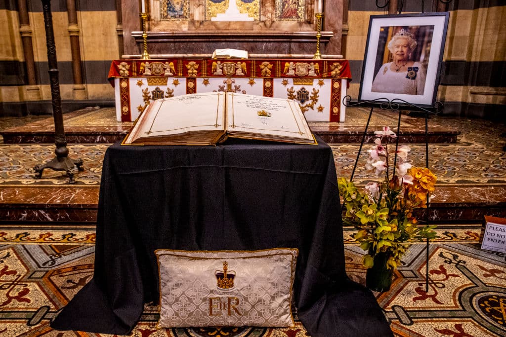 En la catedral de St Patrick de Australia, país del que también era reina, un altar fue colocado para rendir homenaje a Isabel II.
