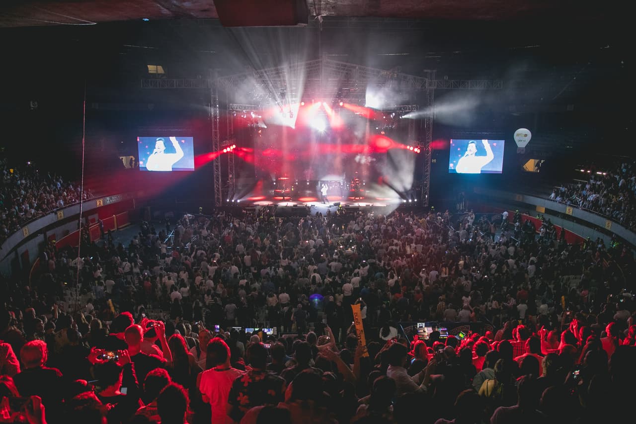 Juanes emocionado abrió el show con una de sus más emblemáticas canciones, 'A Dios le pido', a la que siguió un repertorio que incluyó sus más grandes éxitos que fueron desde la memorable 'Camisa Negra' hasta su más reciente lanzamiento 'Pa Dentro', pasando por las canciones de su más reciente álbum 'Mis planes son amarte'.