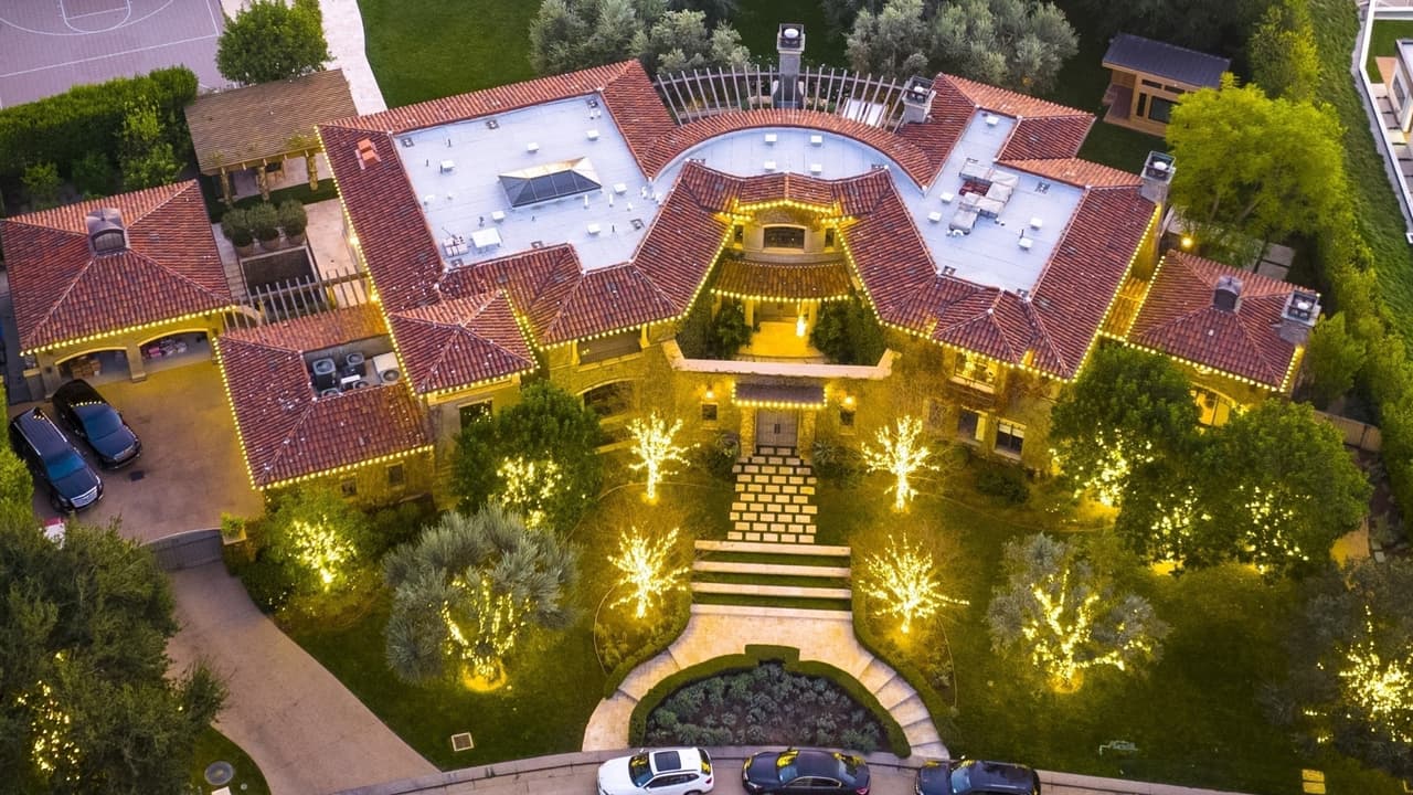 La entrada principal parece lucir imponente con la decoración.