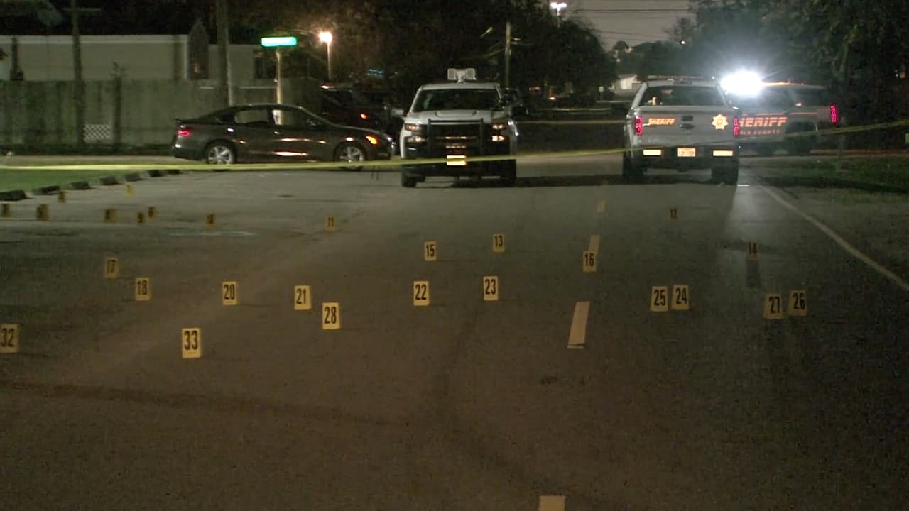 Uno de los hombres resultó herido en un brazo y el otro en el pecho. Ambos fueron llevados al hospital en un vehículo privado.