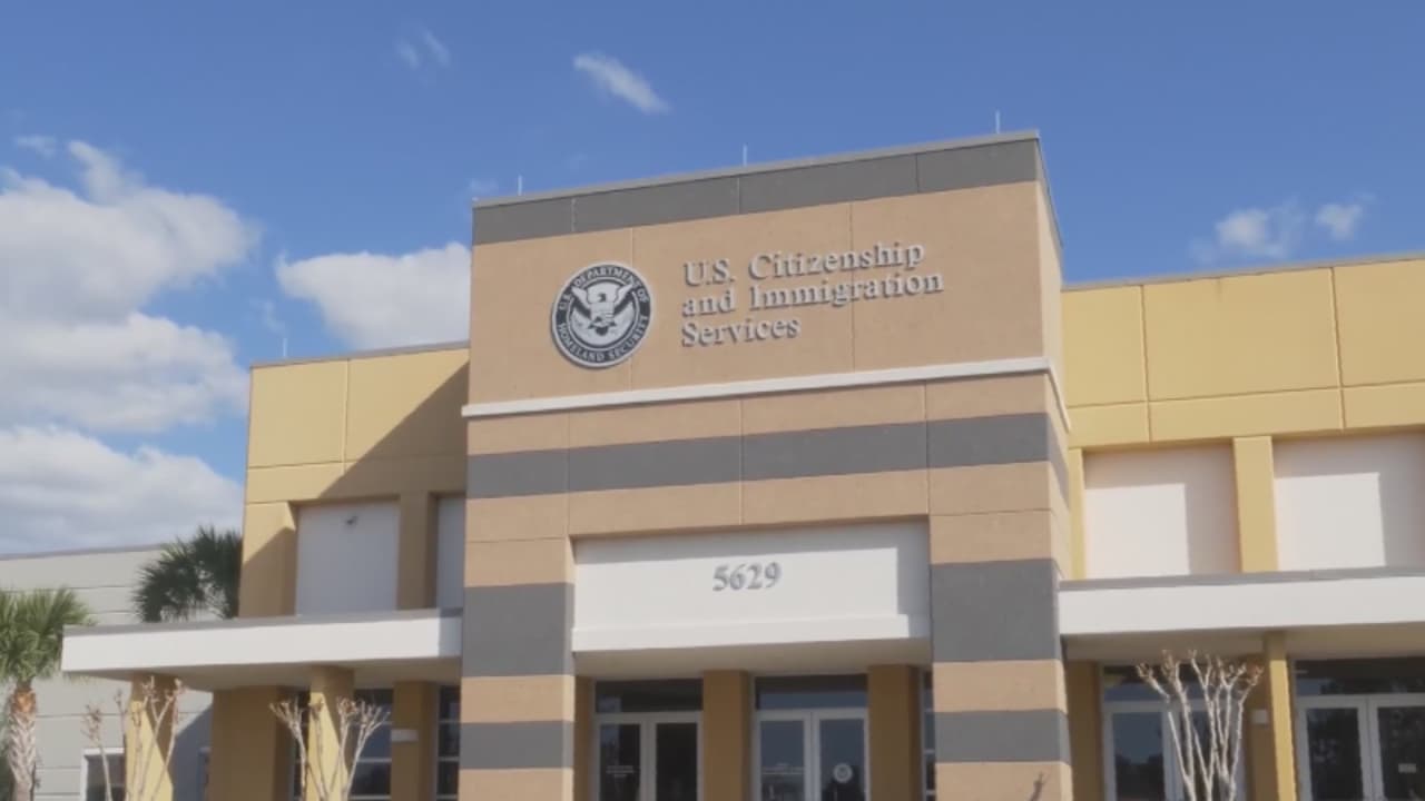 Alertan a la comunidad sobre detenciones de inmigrantes durante citas de USCIS en Durham