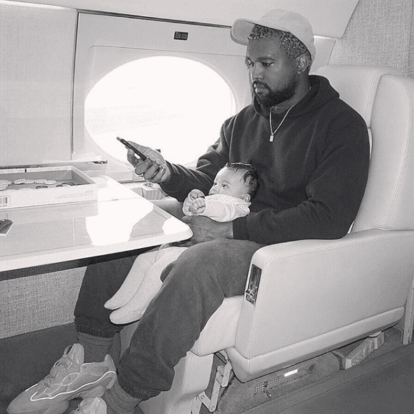 En su cuenta oficial de Instagram, su esposa Kim Kardashian lo felicitó con esta imagen donde aparece junto a Chicago West, en la que sería la primera imagen del rapero con la menor de sus hijos.