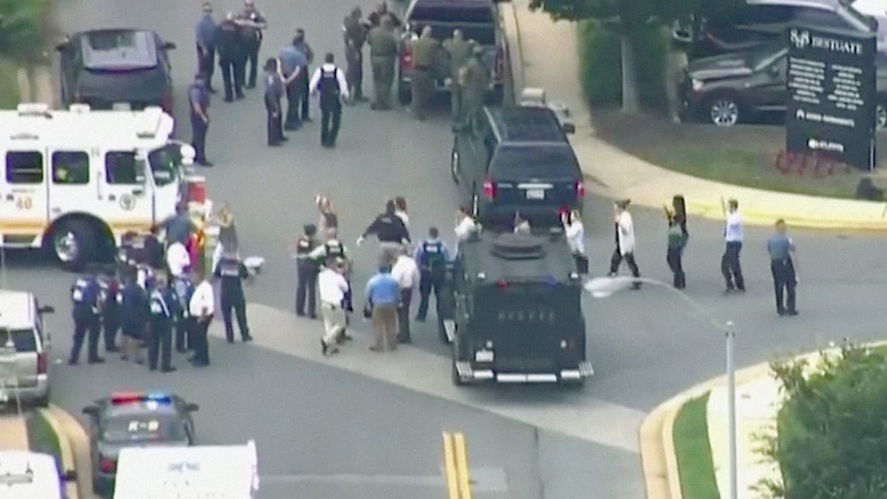 Los empleados del diario fueron evacuados del edificio con las manos en alto.