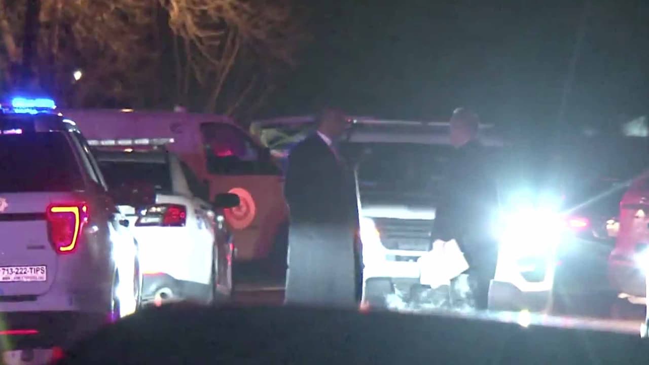 Uno de los hombres sacó un cuchillo y el otro un arma, señalaron las autoridades.