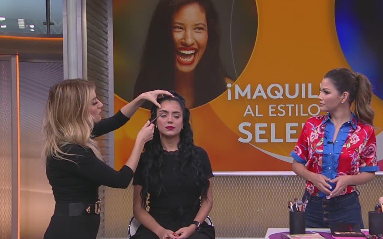 ¿Cómo eran las cejas de Selena y cómo adaptarlas a la actualidad?: “Ella tenía las cejas redondeadas y la tendencia de hoy dicta que sean cuadradas. Sus cejas estaban muy marcadas y se usaban muy finitas, ahora van más gruesas. Lo que hacemos con nuestra modelo es marcarlas, acentuarlas pero de una manera más dramática, no delgadas como las de esa época, donde se llevaba el arco acentuado”.
<br>