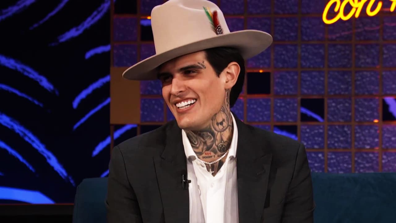 Adriel Favela revela en De Noche Pero Sin Sueño con qué celebridades hará duetos en su próximo disco