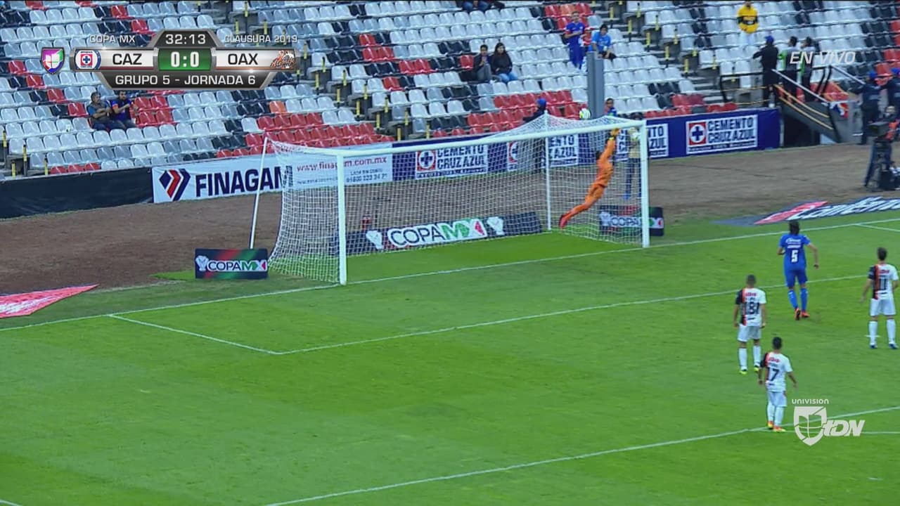 Gory se viste de héroe con tremendo vuelo que evita el gol de Cruz Azul