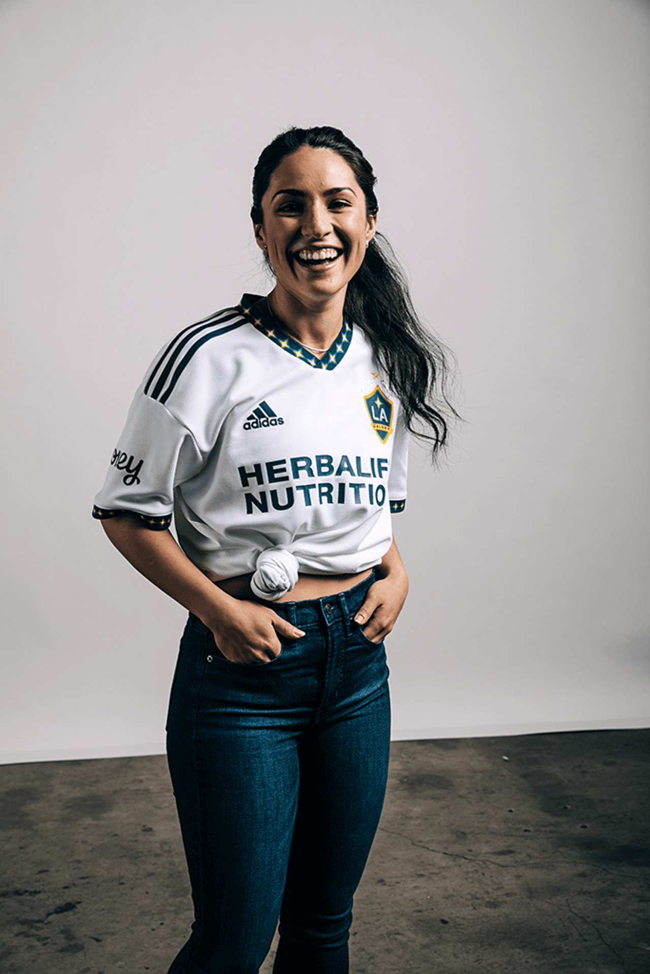 El cuello y las mangas de la camiseta presentan las estrellas identificatorias.