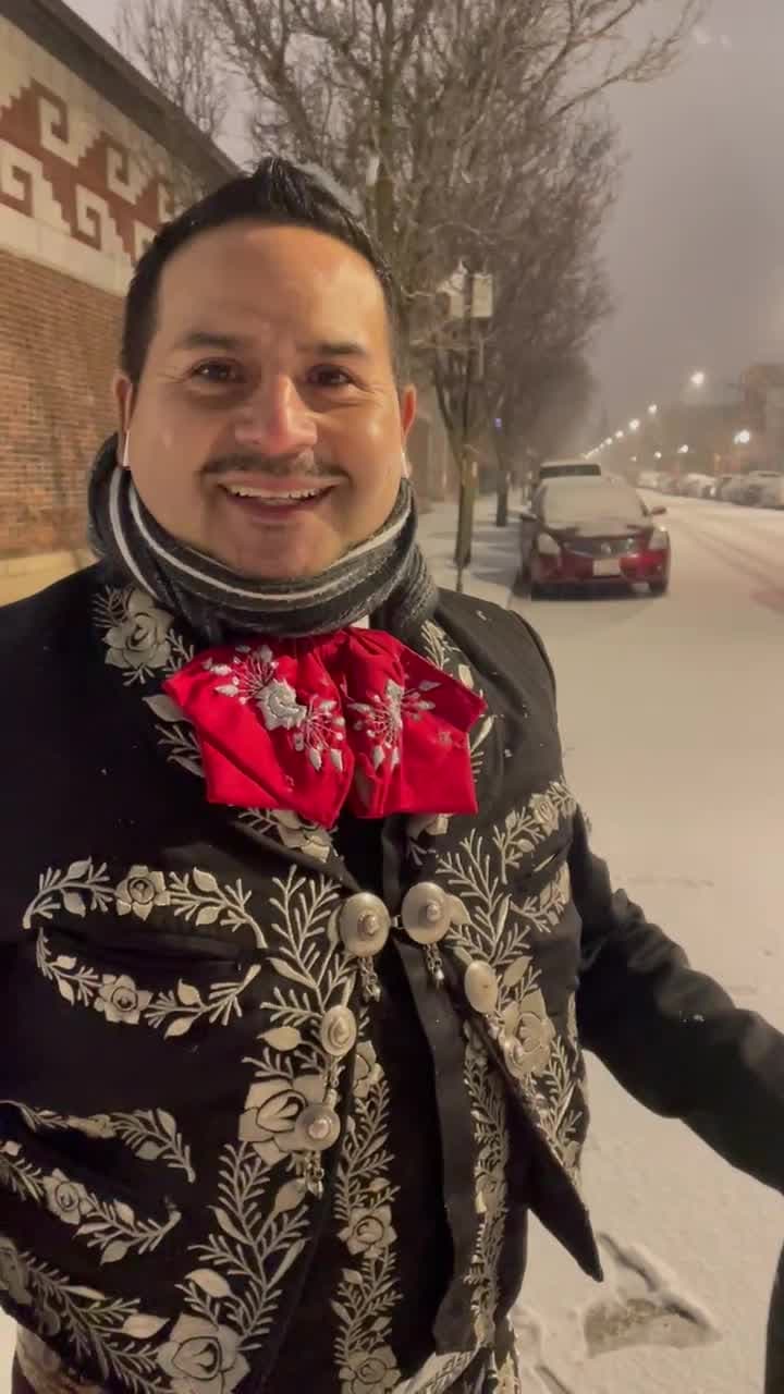 Mariachis, mascotas y la creatividad de Chicago después que caen mas de 8 pulgadas de nieve en las ultimas 24 horas