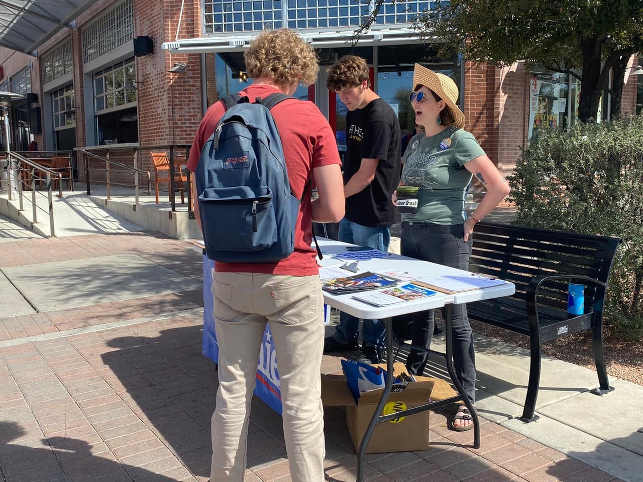 En Tucson un grupo de estudiantes promueven las propuestas del senador por Vermont.