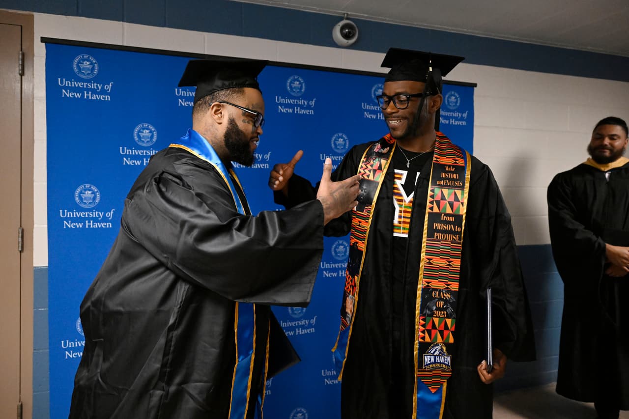 De izquierda a derecha: Alpha Jalloh y Marcus Harvin. “Ese nombre, Yale, significa tanto porque soy de New Haven, y poder estudiar en Yale y empezar a estudiar en la cárcel es algo inaudito”, comentó Harvin. “A veces la gente incluso piensa que estoy mintiendo, por lo que les muestro mi identificación de la cárcel y mi identificación de Yale”.