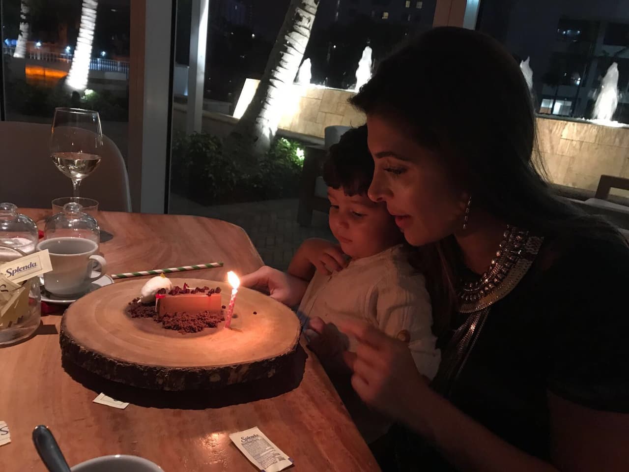 Llegó el momento de pedir los deseos, aunque Cata tiene el más grande de ellos en sus brazos.