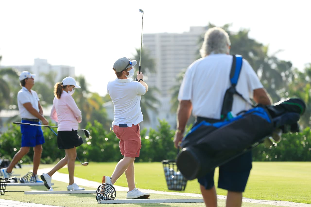 También pueden volver todos los deportes en equipo a los parques y el público a sentarse en las gradas. Y regresan las estaciones de agua en los campos de golf. 
<br>