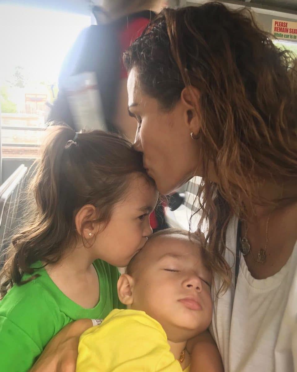 Alan y su esposa, disfrutan la familia que han formado y recientemente Cristina compartió en redes sociales esta linda imagen que retrata la ternura de una madre y el amor entre hermanos. El crédito de la fotografía se lo llevó el conductor mexicano: "De esas fotos para enmarcar en el corazón. Obviamente el súper fotógrafo fue papá".