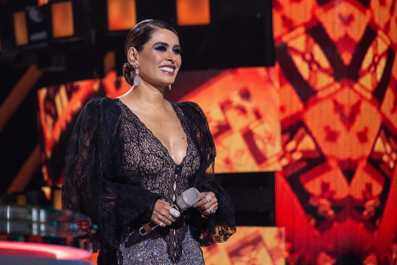 En cuanto al maquillaje, optó por el ahumado azul en los ojos y glow en las mejillas. Todo el show la vimos con una gran sonrisa que, sin duda, complementó su apariencia.