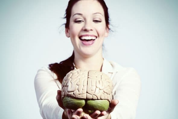 Beneficios para la salud. La institución mencionada enumera algunos beneficios comprobados de comenzar a pensar en positivo: mayor resistencia al resfrío, mayor bienestar psicológico y físico, mayor esperanza de vida y menores niveles de angustia.