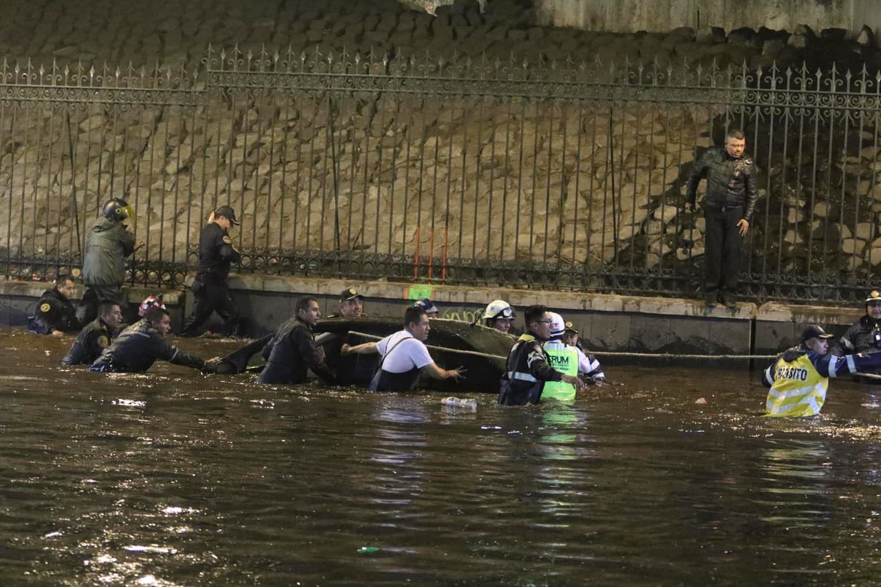 Un automóvil quedó varado en una de las principales avenidas de la Ciudad de México. Un grupo de Protección Civil intenta ayudar al conductor.