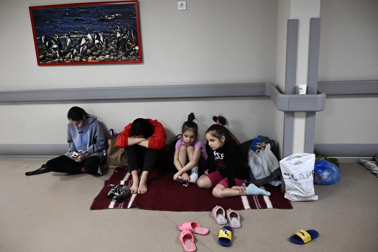 Los niños que reciben tratamiento en un hospital pediátrico de Kiev fueron llevados al sótano para resguardarse de los ataques. 28 de febrero.
<br>