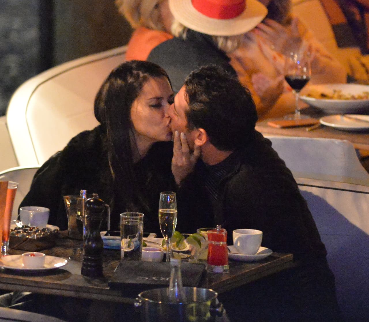 Adriana Lima rompió con el receptor de New England Patriots Julian Edelman hace sólo una semana. Sin embargo, se le vio besándose en un restaurante con el chico malo de los muchachos de Nueva York Mitch, Matt Harvey. Estas son las primeras fotos de la nueva pareja. La pareja llegó en yate y cenaron y tomaron champán por horas en el River Yacht Club el 15 de marzo de 2017, en Miami, Florida.