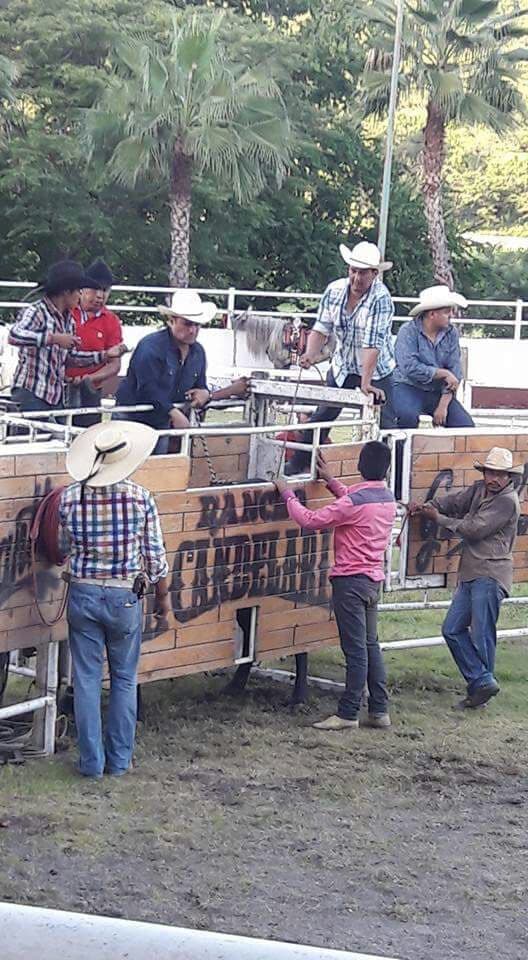 Hubo varios eventos en el rancho La Candelaria, jinetes y amigos de Joan Serbastian participaron en varias montas a caballo.