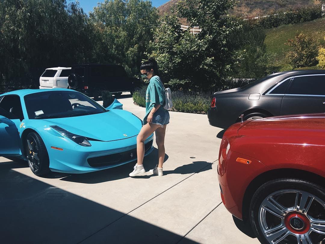 <h3 class="cms-H3-H3"><b>Kylie Jenner y su Ferrari 458 Italia</b></h3>
<br>
<br>La colección de carros de Kylie es tan grande que hasta cuenta con un Ferrari 458 Italia para combinar con cualquier atuendo azul que tenga. Podríamos decir que para el día a día esta sin duda es una excelente opción.
<br>