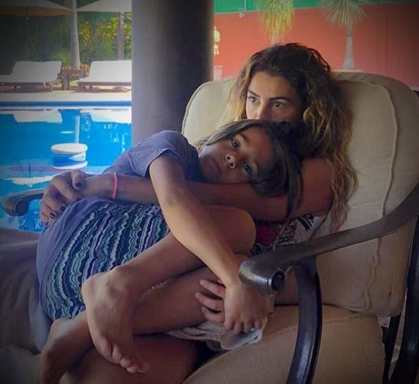 "(Me recuperé) hasta que me volví a embarazar... Tuve el apoyo y
<b><a href="https://www.univision.com/shows/hoy/conoce-el-album-familiar-de-arath-de-la-torre-y-su-secreto-mas-intimo-sobre-una-nueva-posibilidad-de-ser-papa-video" target="_blank">la bendición de tener a Lucca</a></b> (con ella en la foto) y borrón y cuenta nueva", dijo.