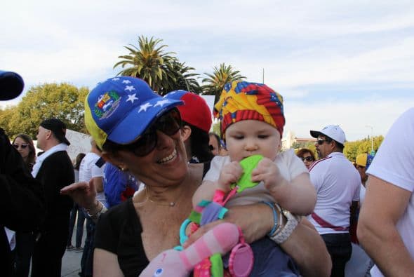 Pese a las distancias y tráfico característico de Los Ángeles, cientos de Venezolanos se unieron a la campaña mundial #SOSVenezuela para apoyar a todo el pueblo venezolano tras 10 días de protestas continuas en dicho país. A la manifestación se unieron guatemaltecos, peruanos, brasileños, libaneses, americanos y muchas otras nacionalidades que hacen vida en la Cosmopolita ciudad del oeste del país. Consignas, cantos y la familiaridad característica venezolana recibieron apoyo de los transeúntes en los alrededores del edificio Federal ubicado en la avenida Wilshire.
