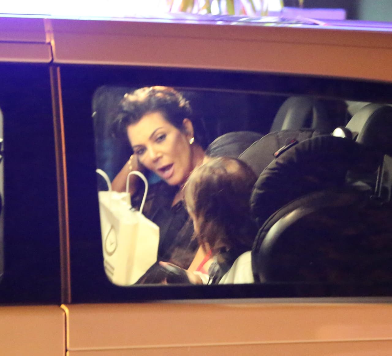 Platicando con sus nietos en la camioneta.